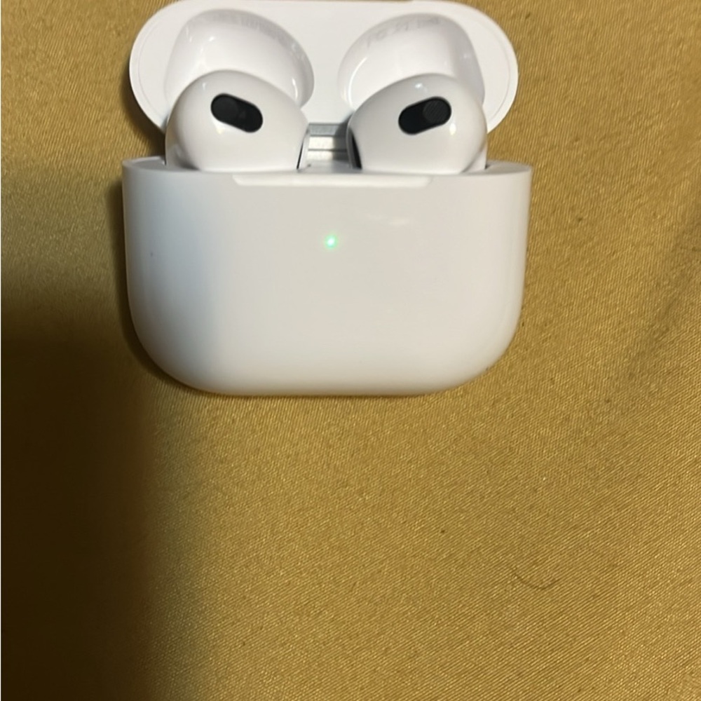 Apple AirPods with Charging Case - White - Picture 7 of 8